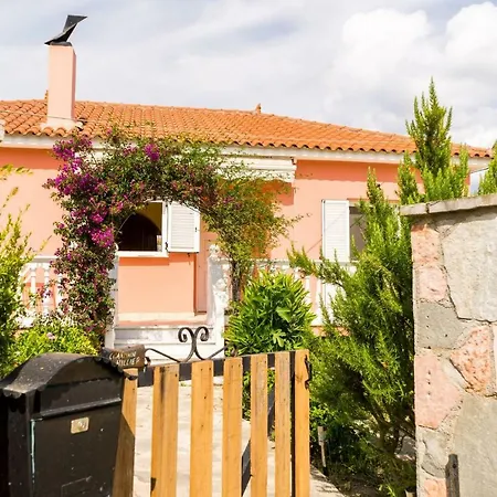 Apartment 2 Bed House With Mountain View